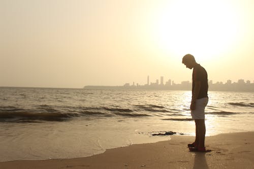 無料 海岸に立っている男 写真素材