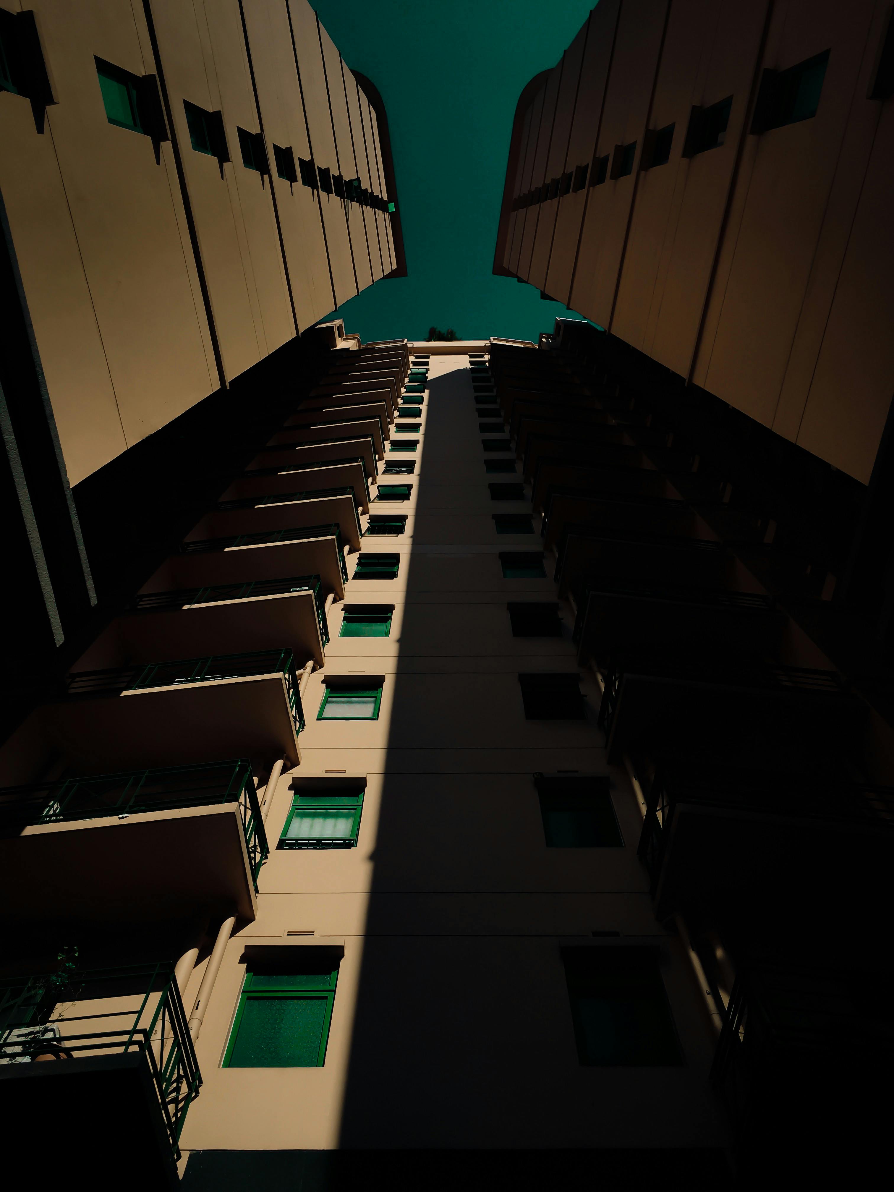 新加坡对称建筑的低角度视图引人注目，搭配上喜怒无常的照明