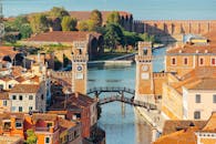 探索威尼斯标志性的美景，欣赏这座令人惊叹的运河与历史悠久的桥梁景观