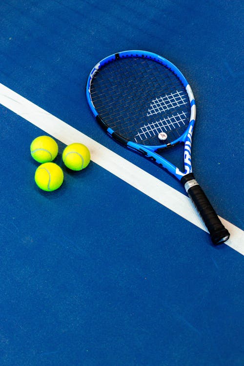 Imagine de stoc gratuită din fotografiere verticală, fundal albastru, mingi de tenis