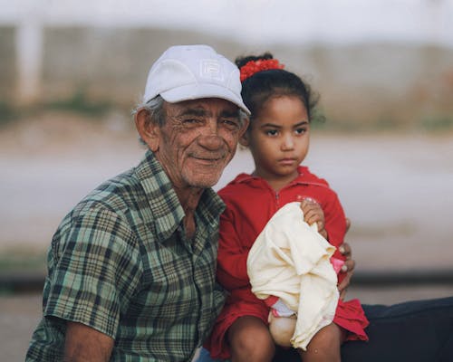 Foto profissional grátis de avô, criança, família