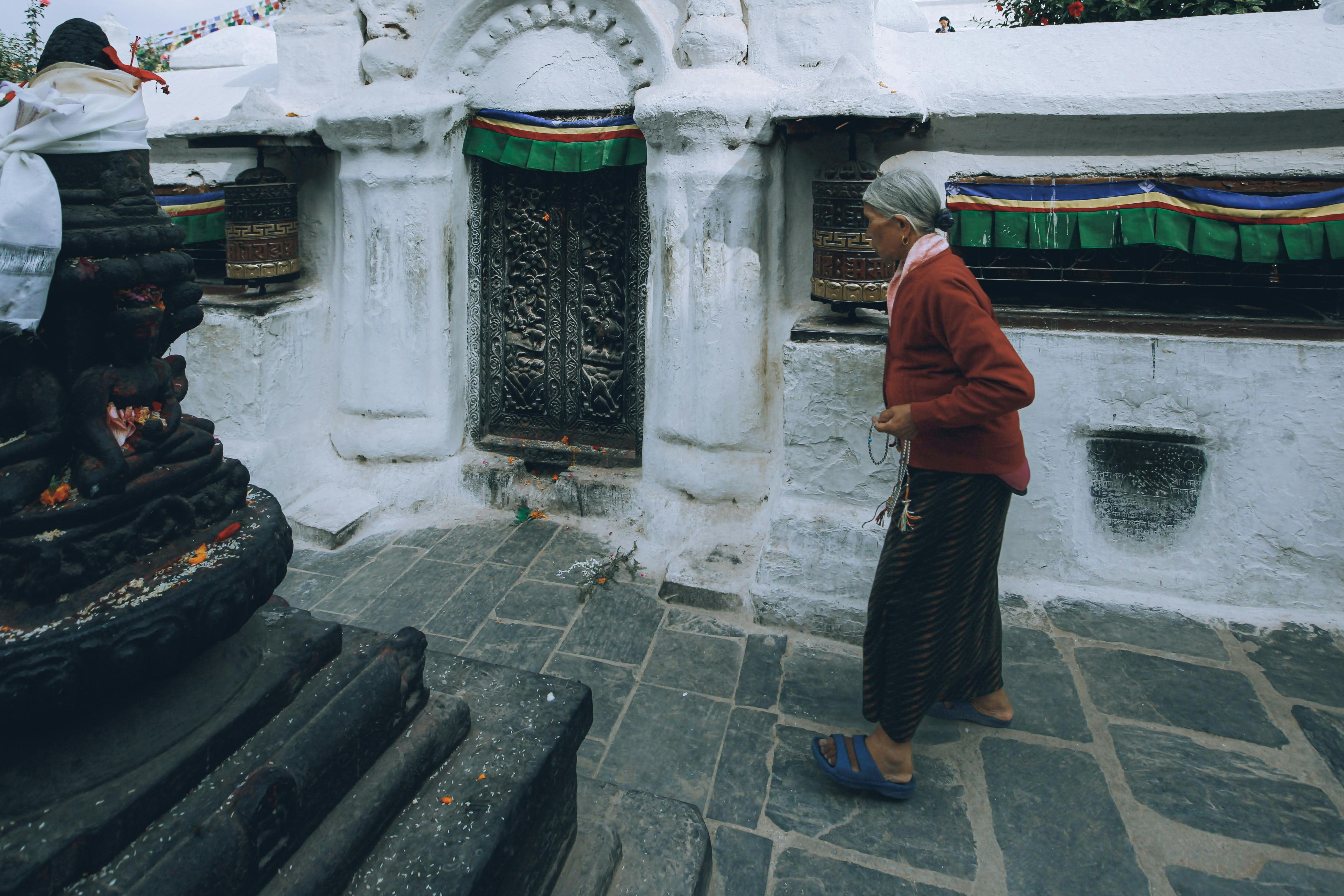 賴總統龍山寺參香 期盼國防預算獲立院通過