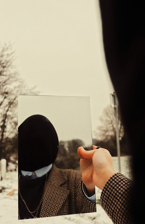 Бесплатное стоковое фото с держать, зеркало, зима