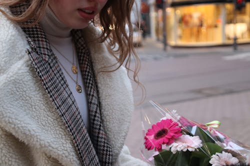 걷고 있는, 꽃, 도시의 무료 스톡 사진
