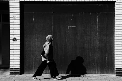 Darmowe zdjęcie z galerii z chodnik, chodzenie, czarno-biały