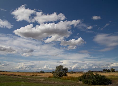 Бесплатное стоковое фото с голубое небо, за городом, облака