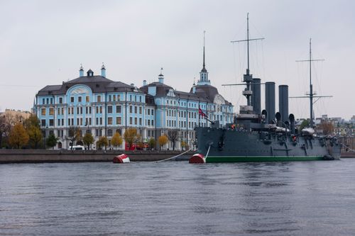 Free Historic ship and architectural buildings along the Neva River captured in a serene urban setting. Stock Photo