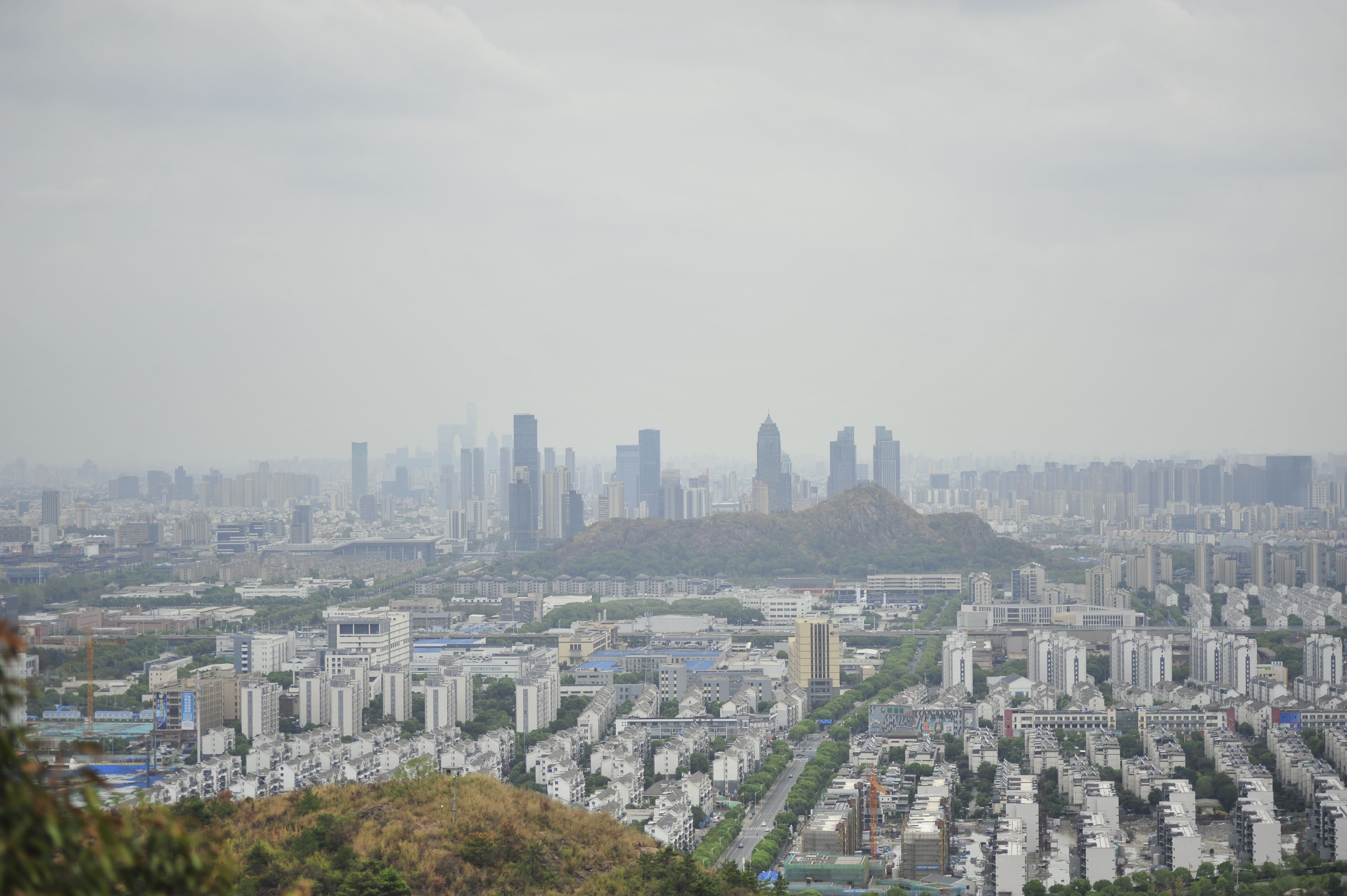 Yayılmış bir kent dokusunun panoramik görünümü