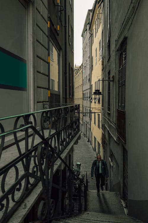걷고 있는, 계단, 남자의 무료 스톡 사진