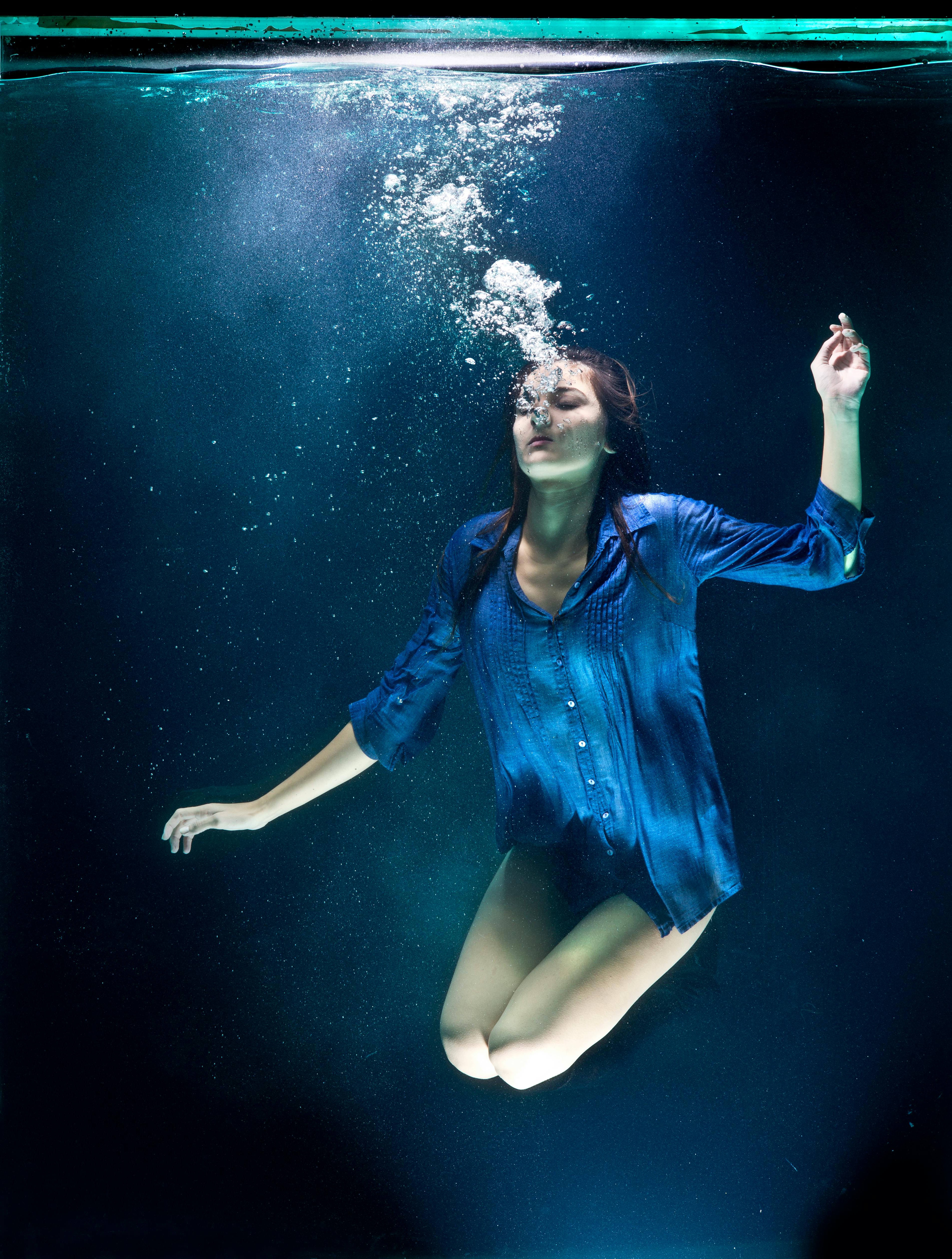 18 Beautiful Women Who Enjoy Underwater Photography - From Pinterest