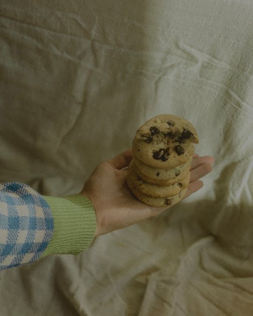 Photos gratuites de aliments, biscuits aux pépites de chocolat, empiler