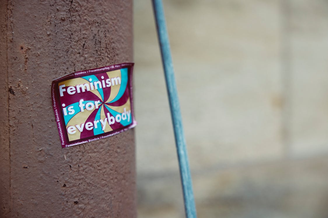 Kostenloses Stock Foto zu aufkleber, draußen, feminismus