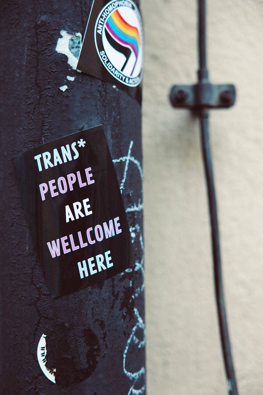 Výbušná správa HHS spája trans podporu s autoritárstvom: Vedci to označili za politický útok
