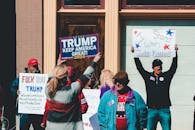 在西弗吉尼亚州惠灵举行的一场政治集会上，一群人分别支持着不同的2020年竞选活动