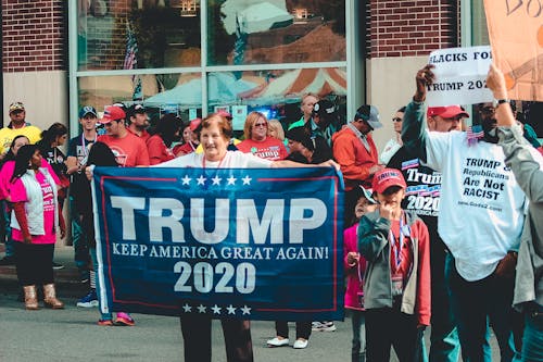 Frau Hält Trumpf Halten Sie Amerika Großartig Wieder 2020 Banner