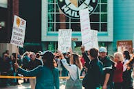 人们举着倡导政治信息的标志在户外示威，场面充满活力