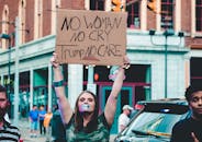 一名妇女在西沃夫林的街头集会上举着抗议标语