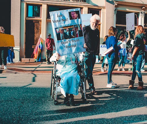 Homme Debout à Côté De Personne En Fauteuil Roulant