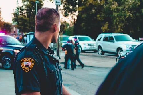 黒人警官の制服を着た男