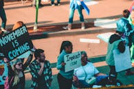 一群人在怀特灵街头抗议活动中举着政治标语