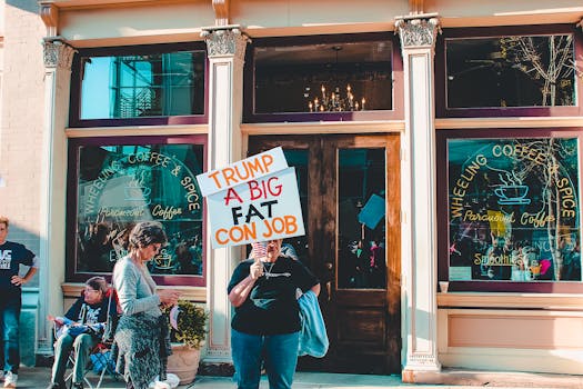 抗议者们在咖啡店前举着鲜明的反对特朗普标志，表达政治观点