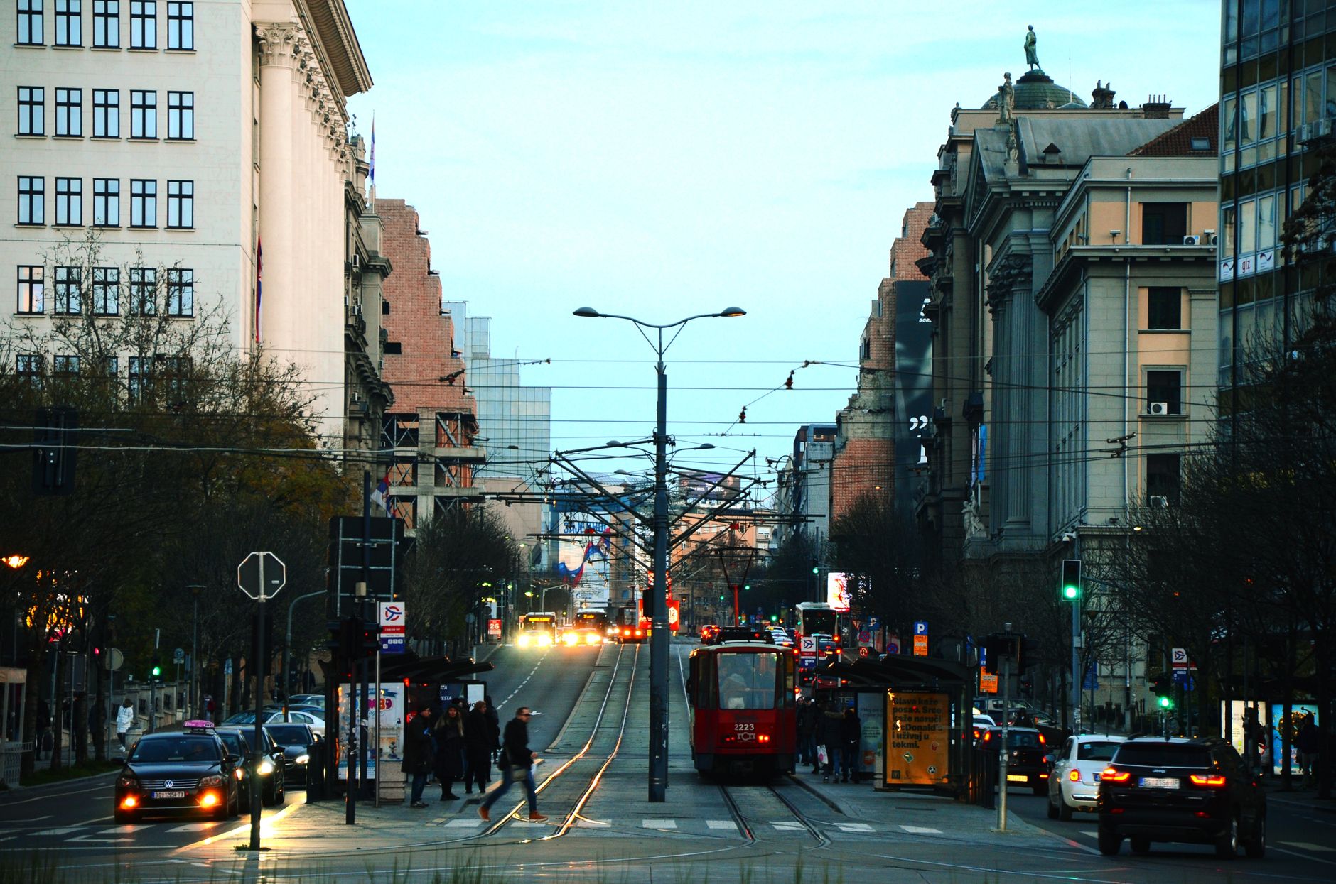 Primăria începe amenajarea trotuarelor pe strada Ion Ionescu de la Brad