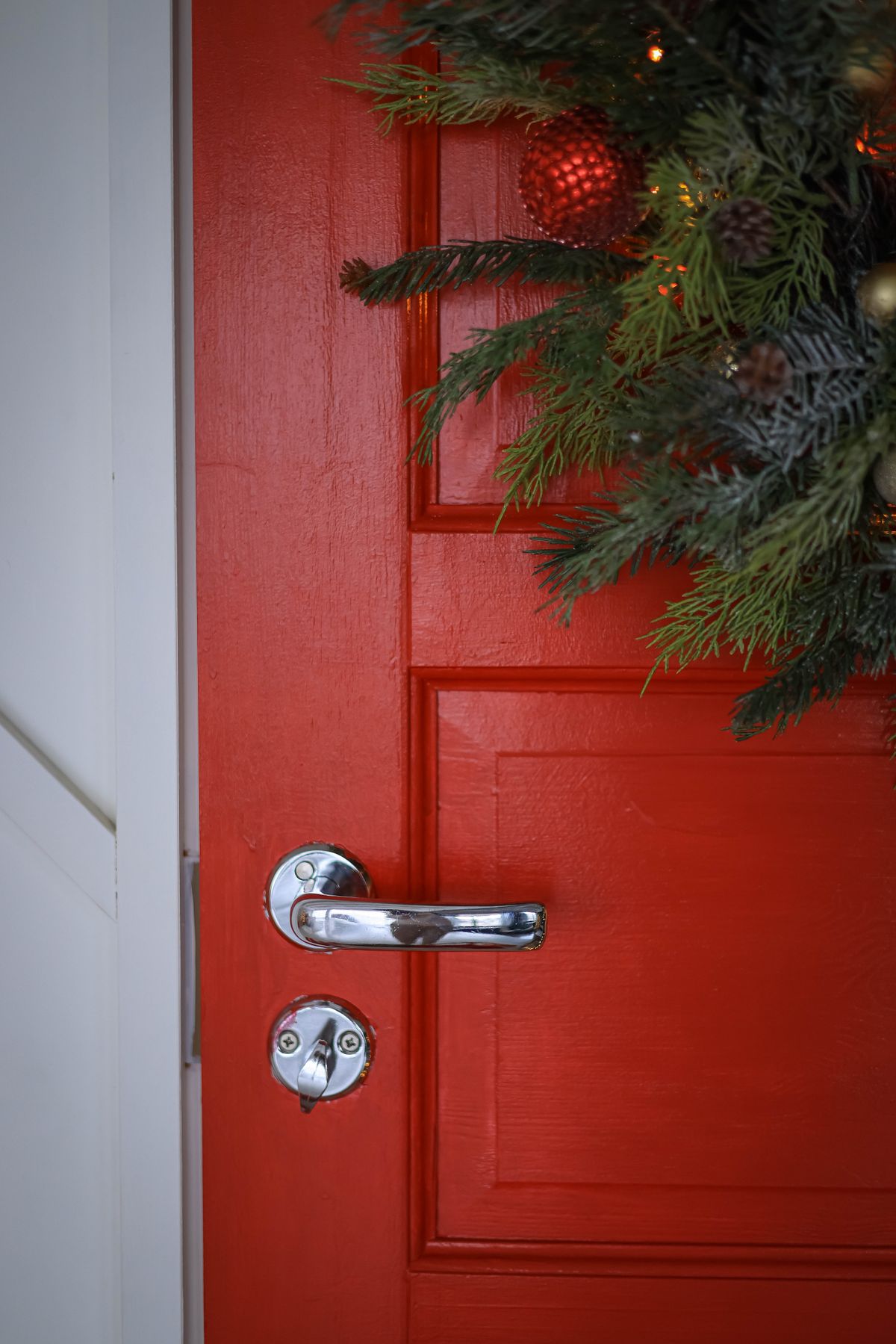 Christmas entryway decor with a red door adorned with a Christmas wreath