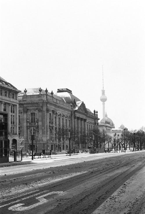 Fotos de stock gratuitas de arquitectura, berliner fernsehturm, blanco y negro