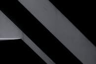 单色抽象图像突显了结构表面的几何线条与阴影