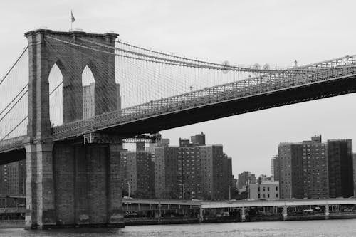 Fotobanka s bezplatnými fotkami na tému Brooklyn Bridge, budovy, čiernobiely