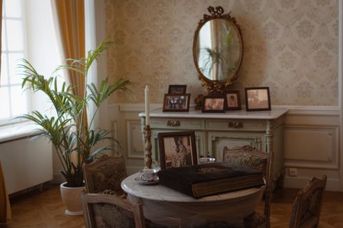 Free A luxurious vintage interior with antique furniture, ornate mirror, and classic decor accents. Stock Photo