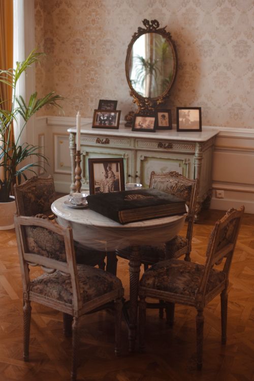 Free A cozy vintage room featuring elegant antique furniture and decor with classic charm. Stock Photo