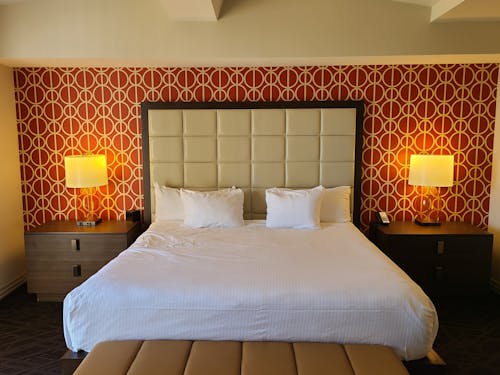 iç dekorasyon, otel odası, yastıklar içeren Ücretsiz stok fotoğraf