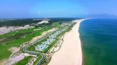 越南沙质海岸线上豪华海滨别墅的空中拍摄