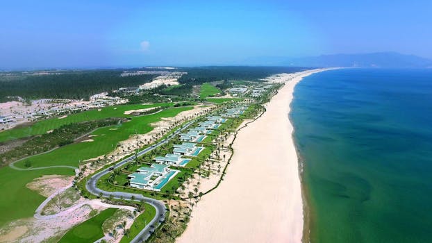 越南沙质海岸线上豪华海滨别墅的空中拍摄