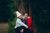 一对幸福的情侣坐在绿意盎然的公园里，享受着充满爱意的快乐时光