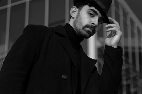 Free Elegant black and white portrait of a man in a hat, embodying a classic, artistic style. Stock Photo
