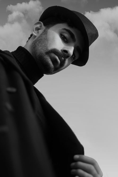 Free Sophisticated black and white portrait of a man in a hat, exuding elegance and mystery. Stock Photo