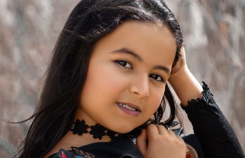 Free Charming portrait of a young girl with dark hair outdoors, showcasing elegance and style. Stock Photo