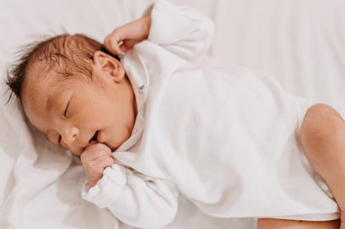 Gratis stockfoto met aan het liegen, baby, bed