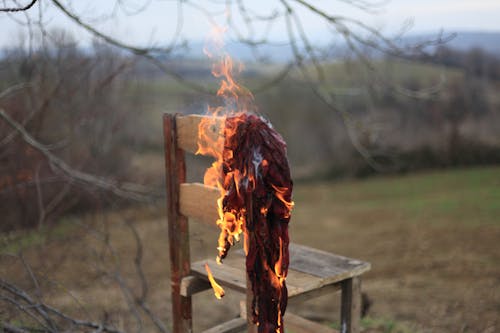 Foto profissional grátis de ardente, cadeira de madeira, fechar-se
