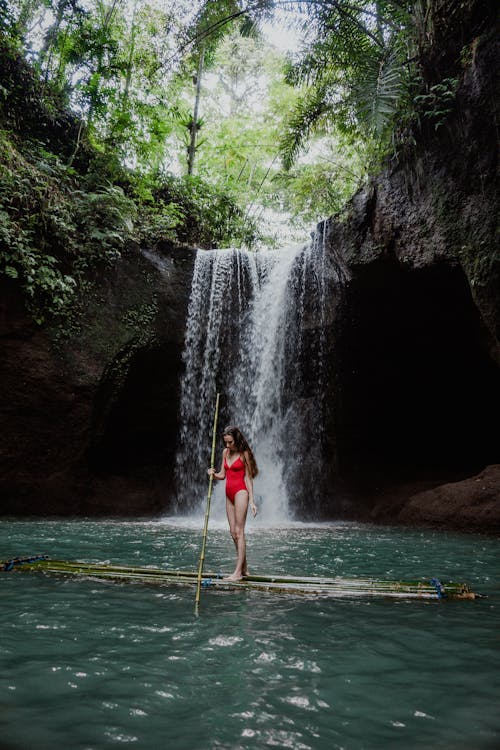 Foto profissional grátis de água, bastão, calção