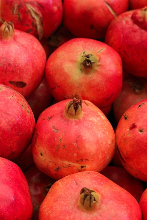 Free A vibrant close-up of fresh pomegranates on display. Perfect for food and organic themes. Stock Photo