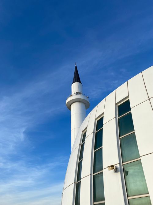 Free A striking image of Umuttepe Camii's minaret against a vibrant blue sky in İzmit, Turkey. Stock Photo