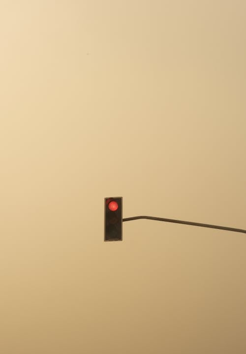 Ilmainen kuvapankkikuva tunnisteilla kuva alakulmasta, liikennevalo, punainen valo