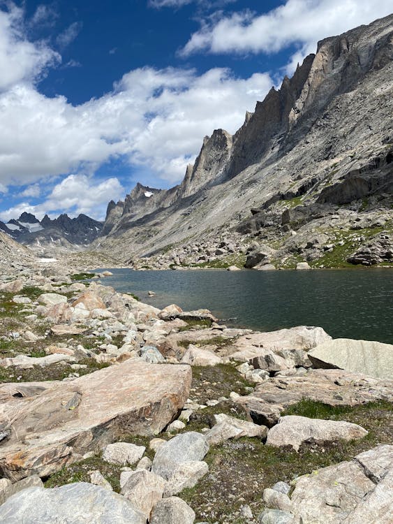 Free Clouds over Lake in Mountains Stock Photo