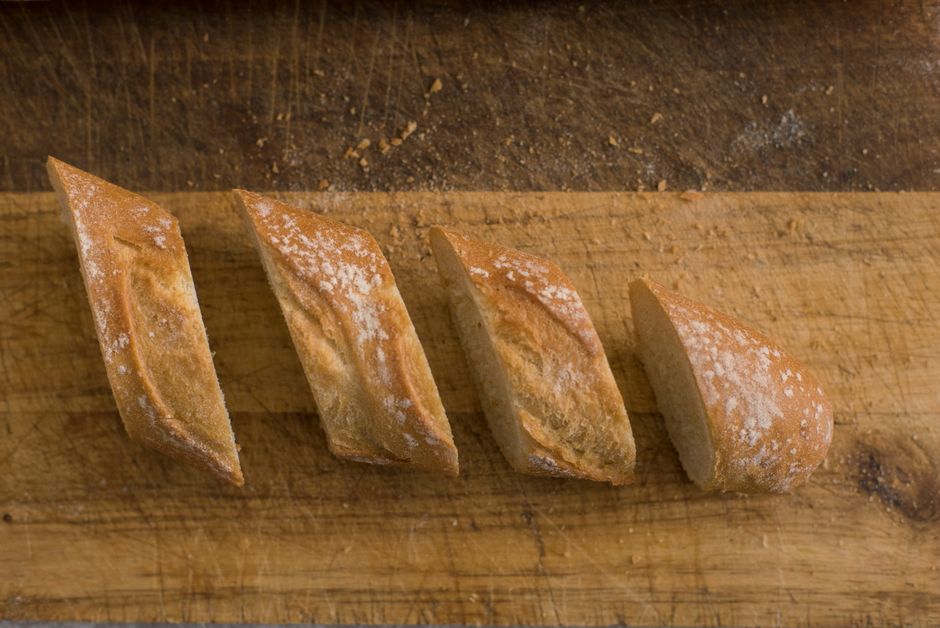 明太フランスを食べやすく切り分けたフランスパンのスライス