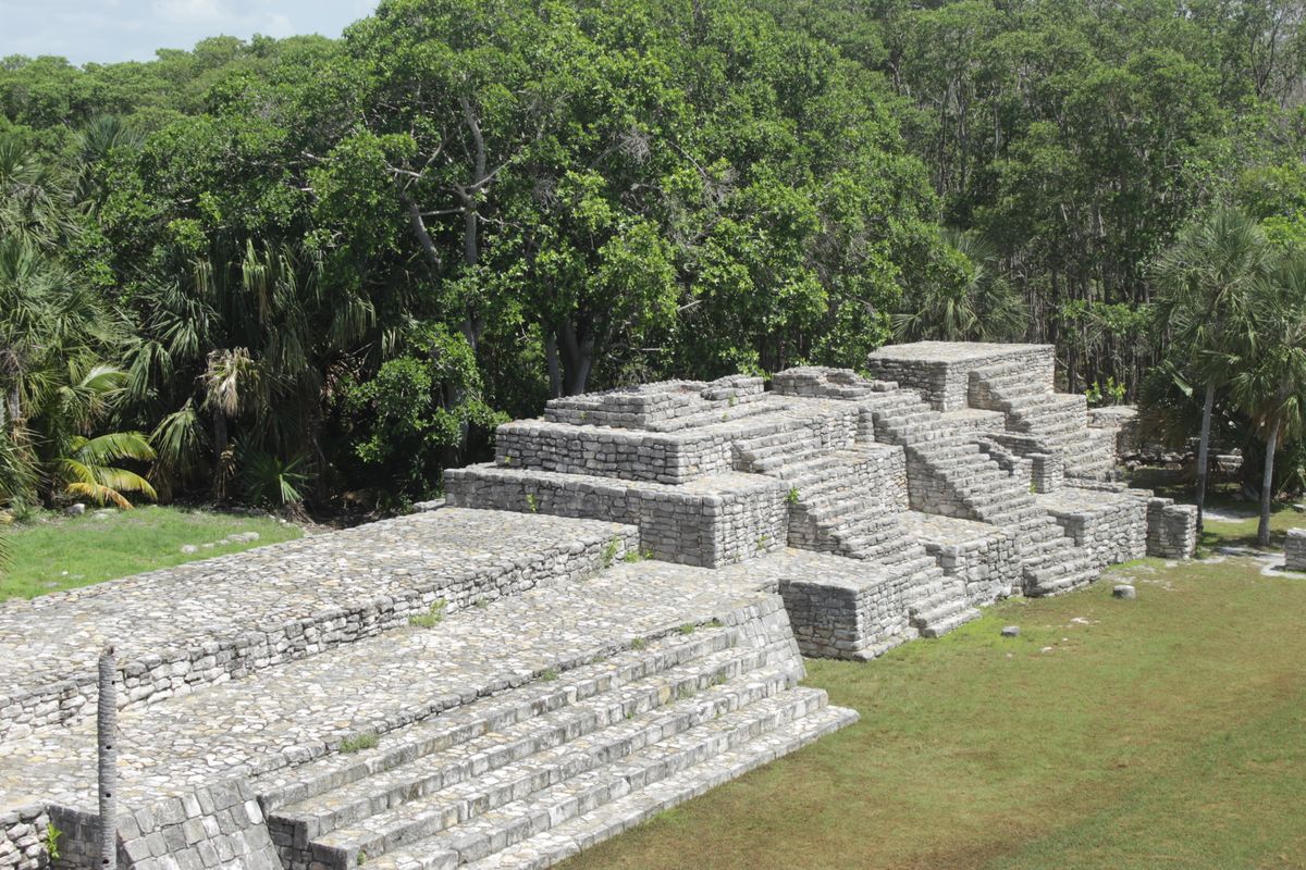 Explore las antiguas ruinas mayas rodeadas de bosque exuberante en Xcambó, Dzemul, Mex