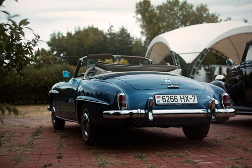Free A classic blue Mercedes-Benz convertible parked outdoors, showcasing luxury and style. Stock Photo