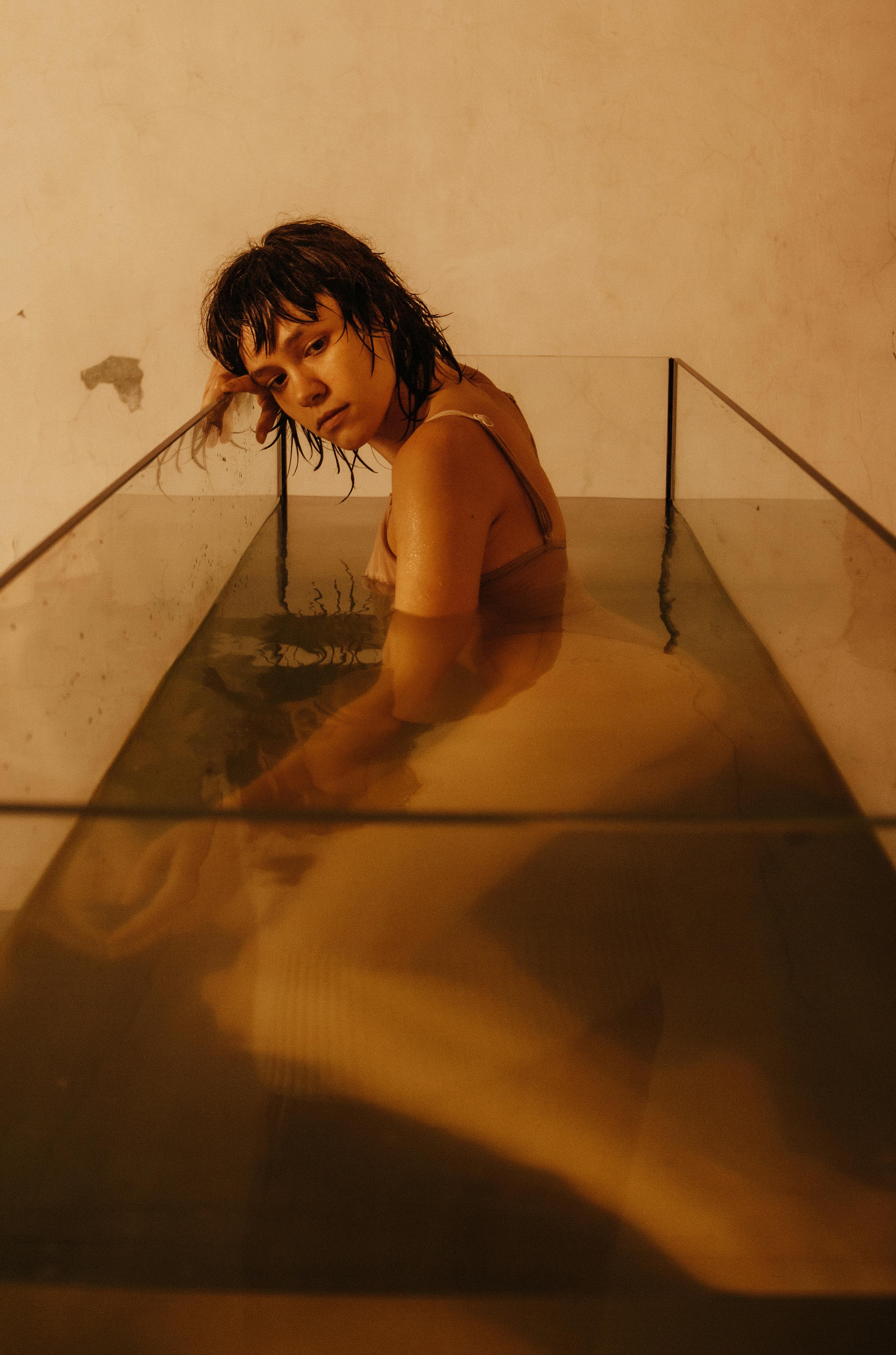 一个女人沉浸在水中，创造了一个宁静而沉思的场景